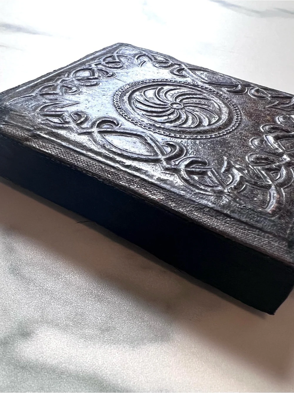 Antique 1850s Daguerreotype Portrait - Wood and Resin Case w/ Velvet Lining - Picture 14 of 16